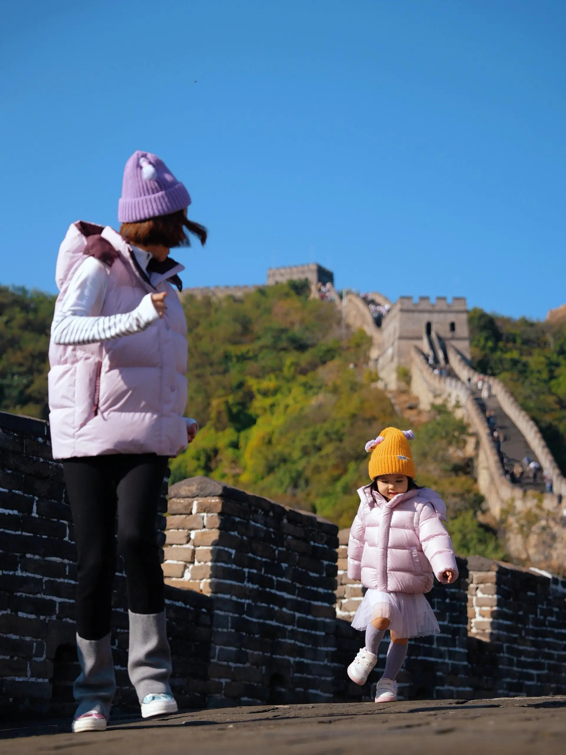 Bite Escape private family tour at the Great Wall, mother and child walking together on Mutianyu section
