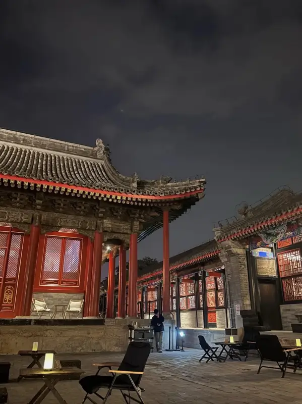 Night view of the courtyard buildings at Hong'en Guan with traditional rooftops.