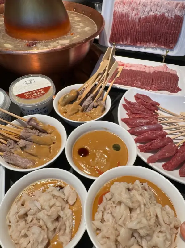 Meat skewers and dipping sauces (麻酱) at Ya’er Liji Mutton Hotpot.