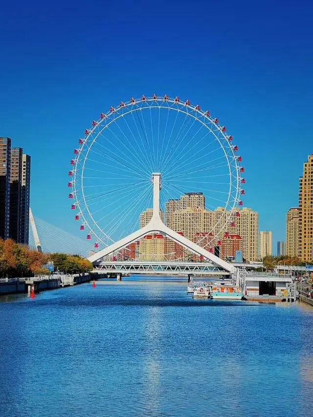 Tianjin Eye Ferris wheel overlooking the Haihe River, one of Tianjin’s most iconic landmarks and a popular attraction for visitors on a day trip from Beijing