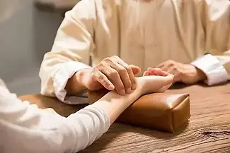iteEscape cultural experience – TCM consultation with a practitioner checking pulse and discussing health