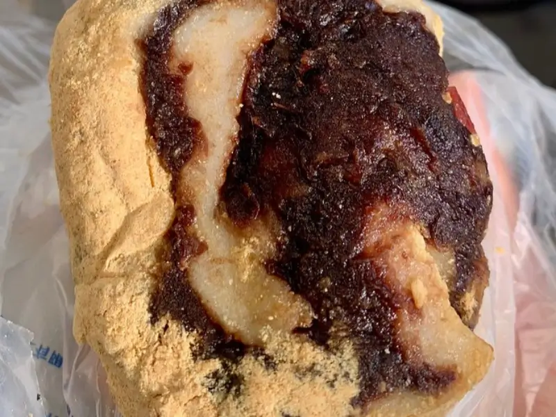 Assorted halal rice cakes from Baiji on Niujie, showing different traditional Beijing flavors