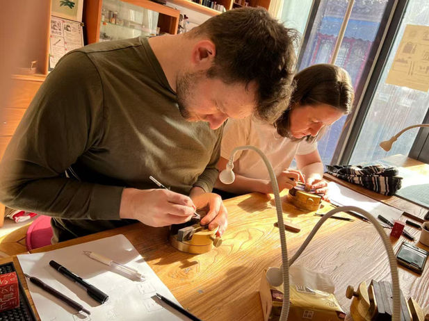 connect to chinese culture by carving a seal in Beijing Hutongs