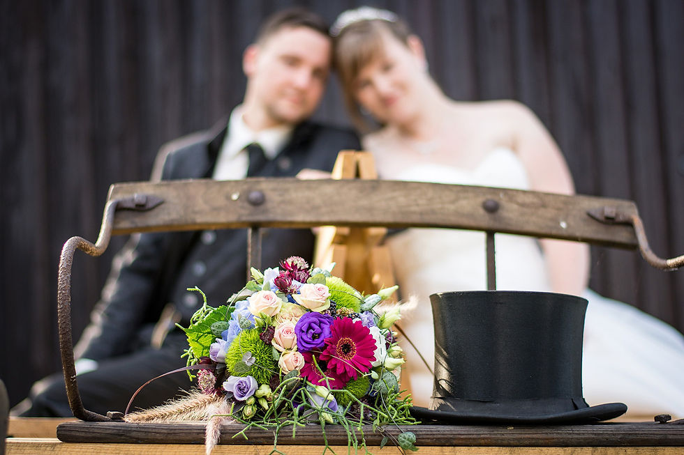 Oberwaldhaus-Hochzeit_Brautpaar-Kutsche.jpg