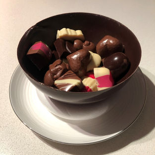 kerstbol gevuld met pralines