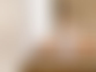 Dieťa sediace na drevených schodoch v interiéri domu – bezpečné schody na mieru pre rodinu