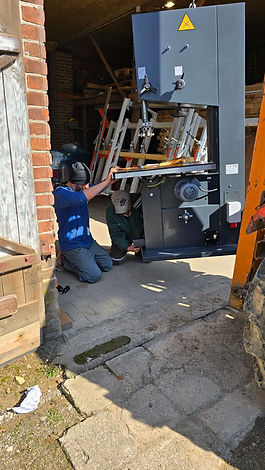 Stolár pripravuje materiál na výrobu dubových schodov z masívu.