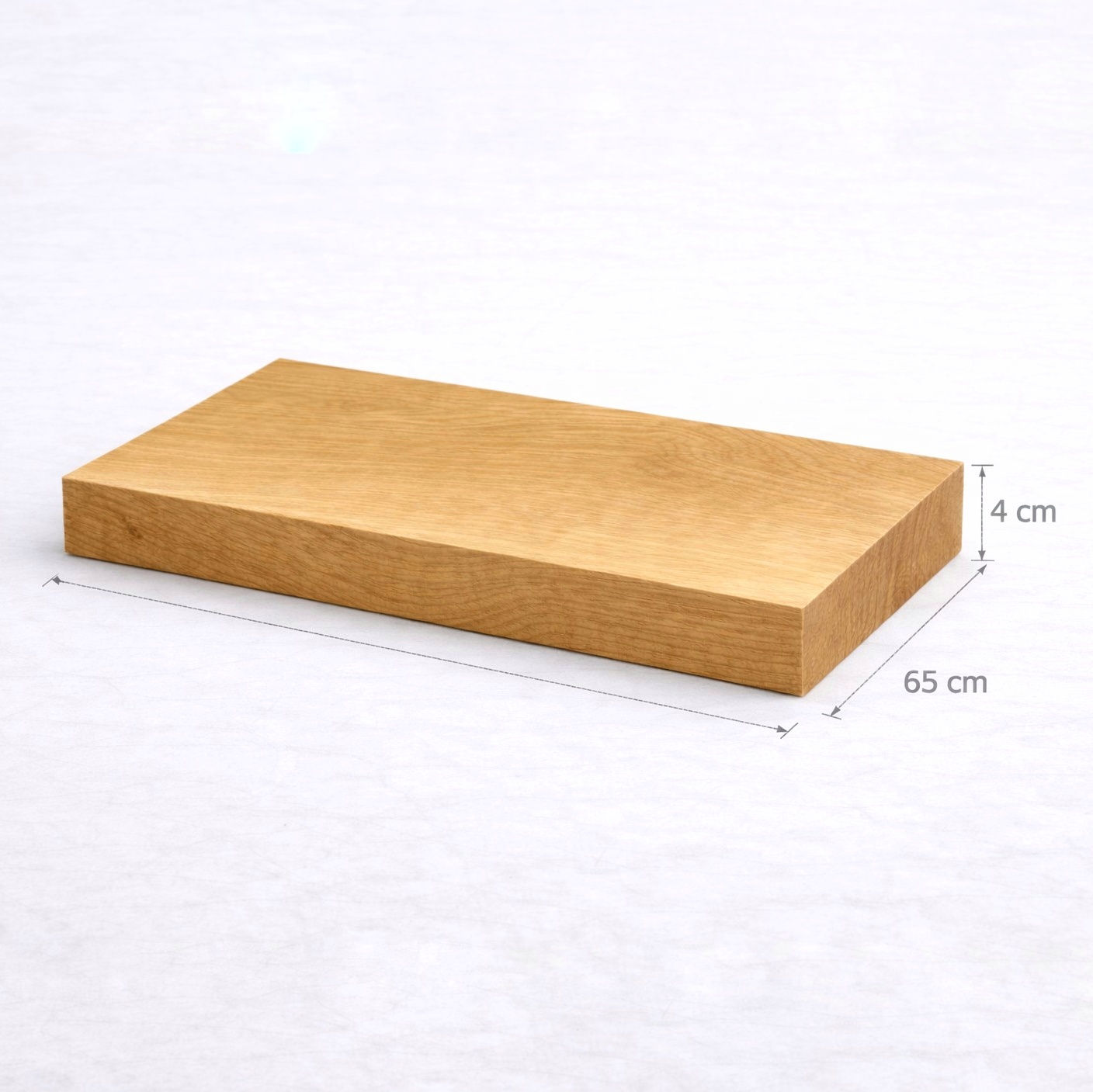 Detail povrchu dubovej stupnice z masívneho dreva, prírodná kresba a povrchová úprava