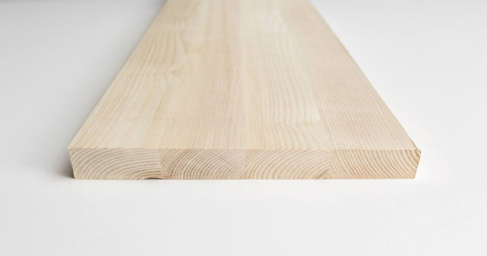 Jaseňová drevená stupnica z masívneho dreva položená na bielom pozadí