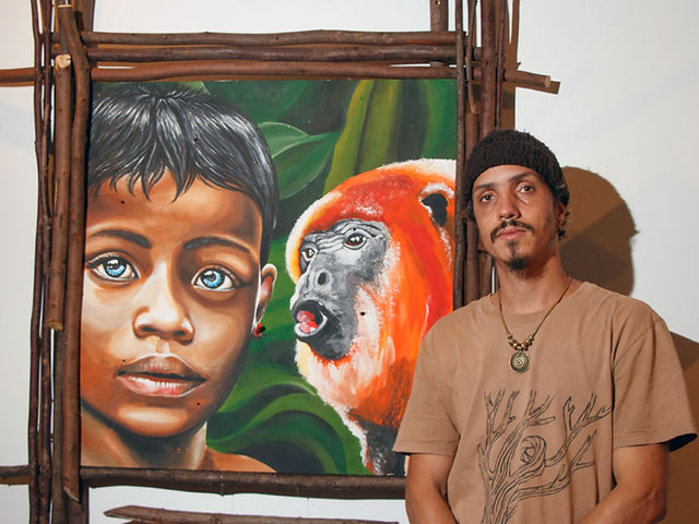 Matheus Usaga e quadro da exposição "Se essa rua fosse minha" (Foto: José Melo)