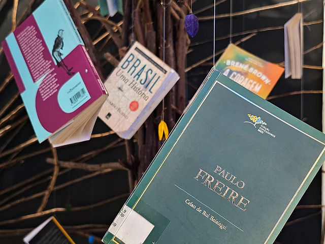 Árvore de livros na exposição "Se essa rua fosse minha" (Foto: Richell Martins)