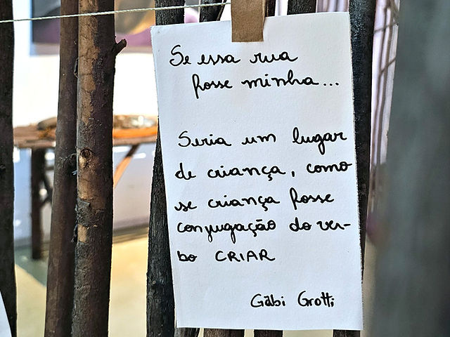 Bilhete de Gabi Grotti na exposição "Se essa rua fosse minha" (Foto: Richell Martins)