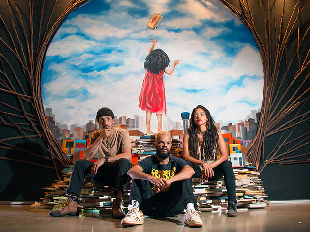 Mateus Uhsaga, Pedro Esteves e Gabi Grotti sentados diante da obra "Odara" (Foto: José Melo)