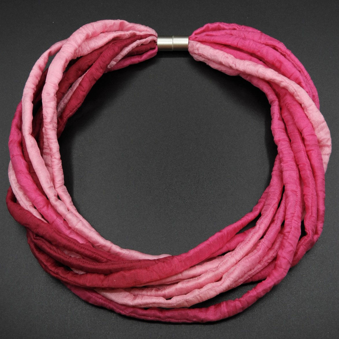 Collana in fili di seta rosa/fuchsia 57cm