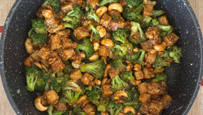 טופו מוקפץ עם ברוקולי וקשיו (קרוטית)