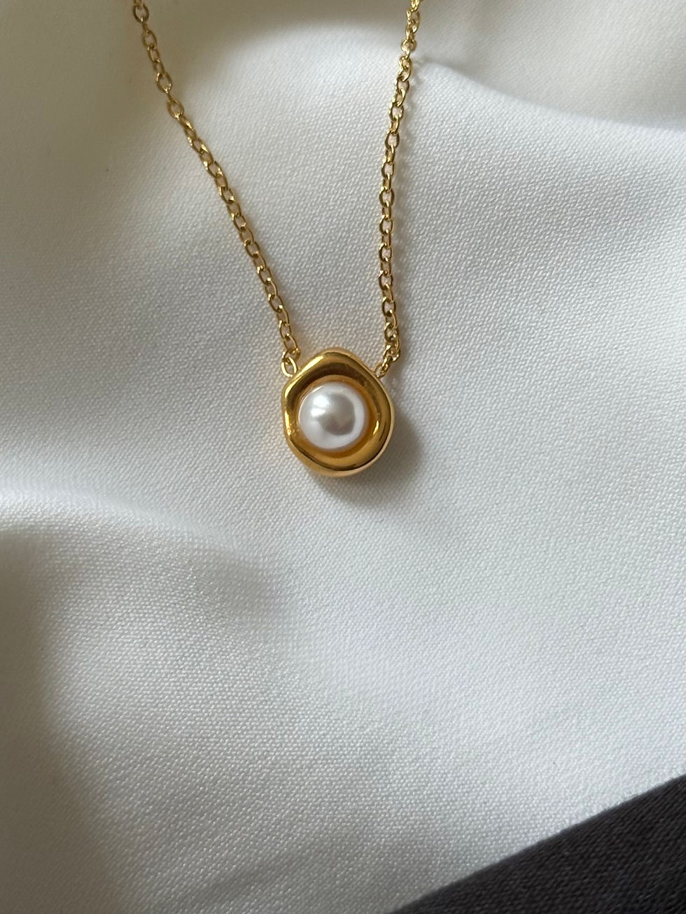 Thumbnail: GWEN PEARL NECKLACE