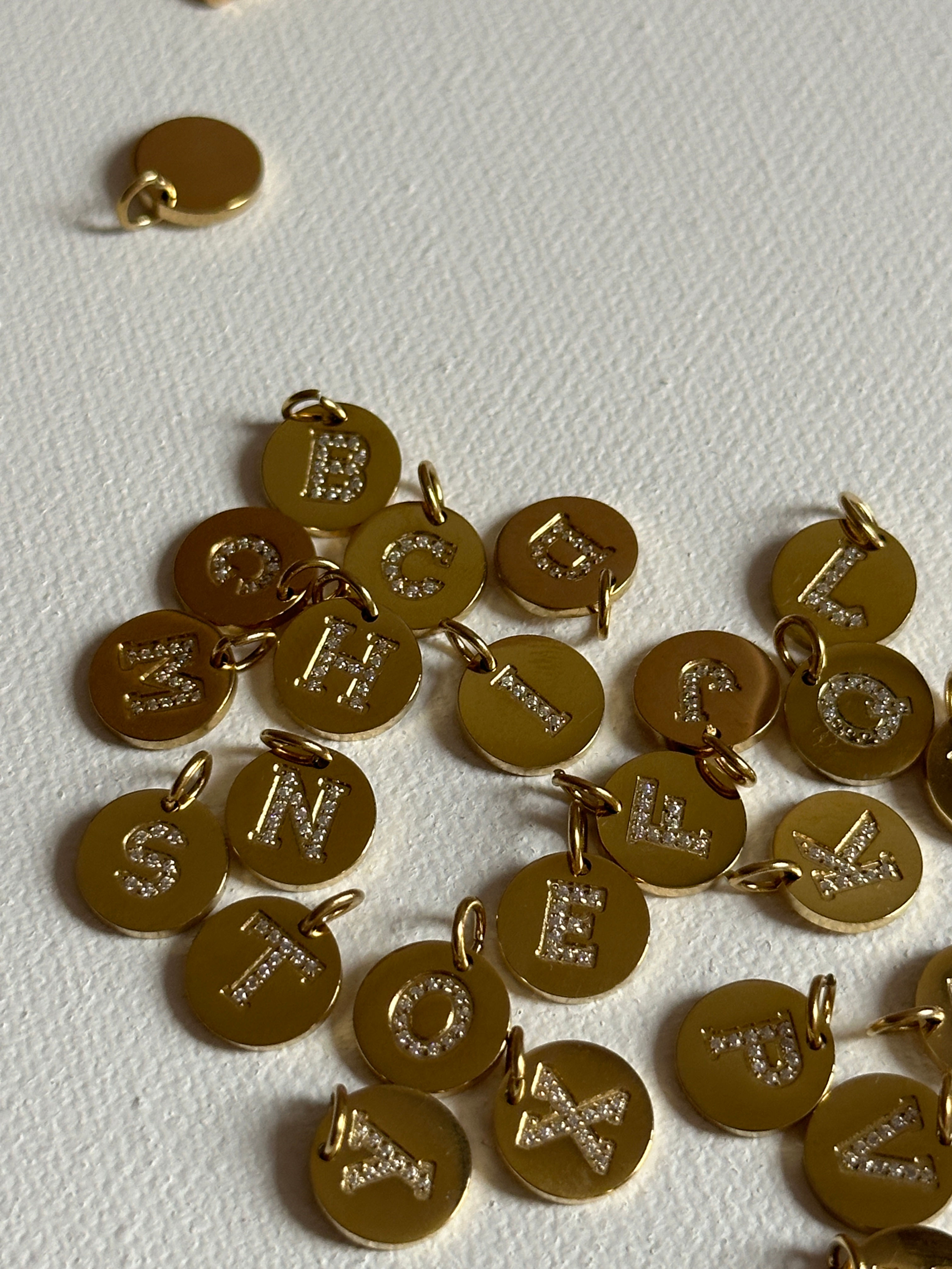 ROUND INITIAL PENDANT A-Z