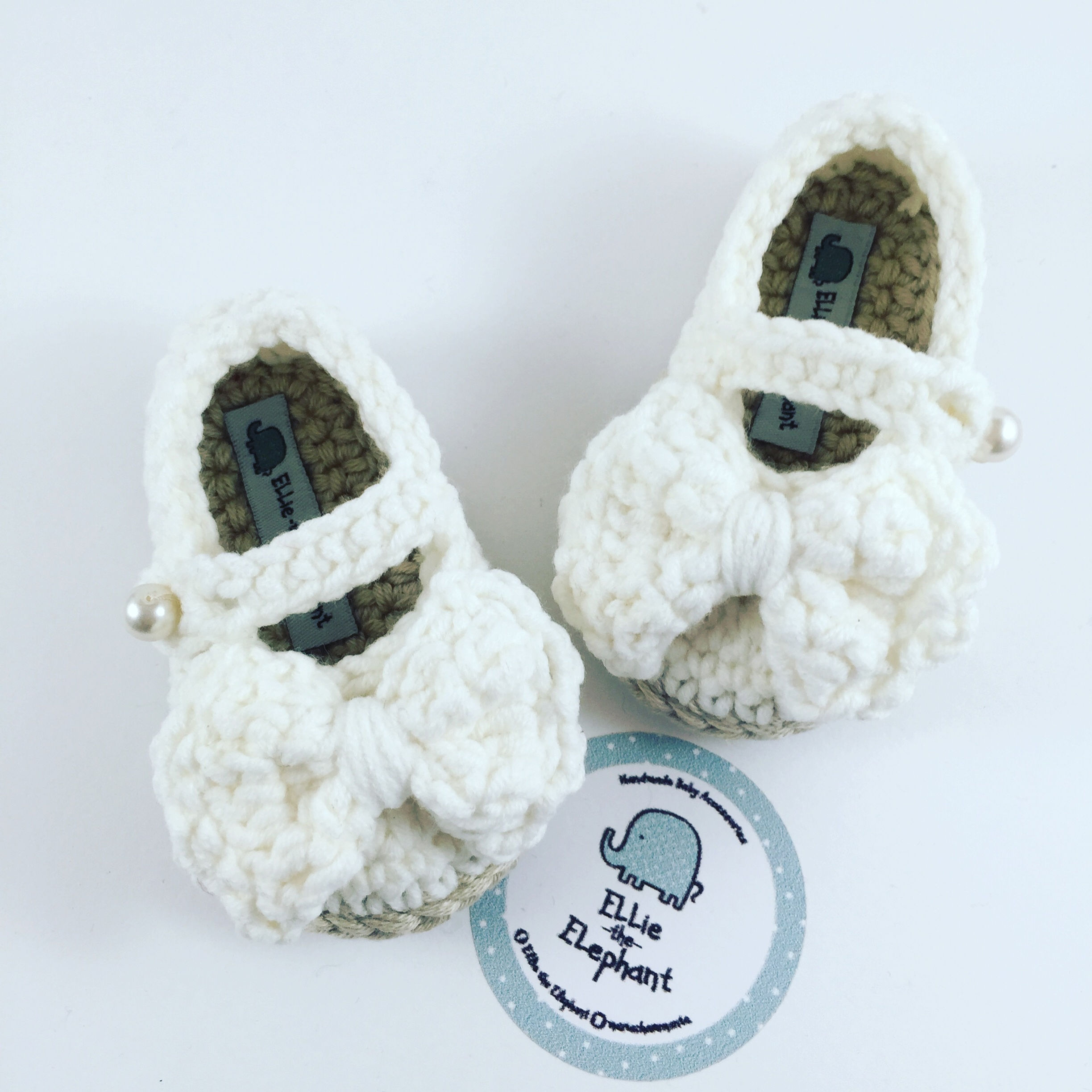 Χειροποίητη πλεκτή μπαλαρίνα με λεπτομέρεια κουμπάκι πέρλα