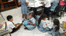 Los niños disfrutan de la colección semilla