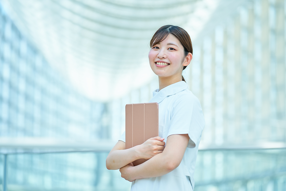 明るく微笑む看護師