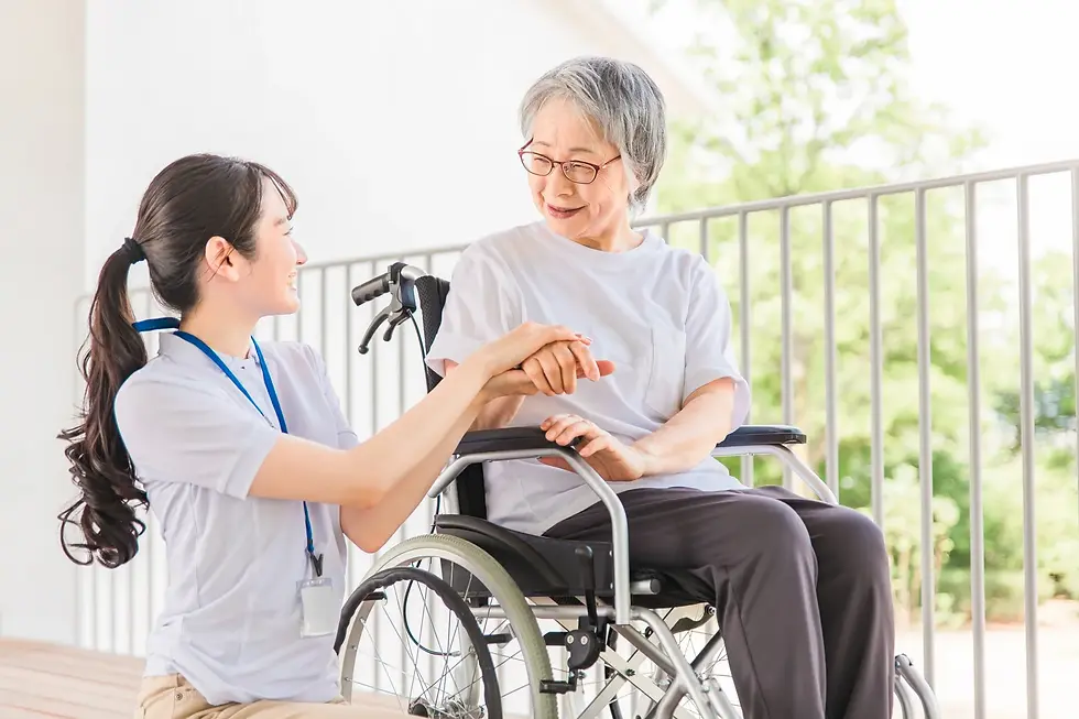車椅子の高齢者と看護師