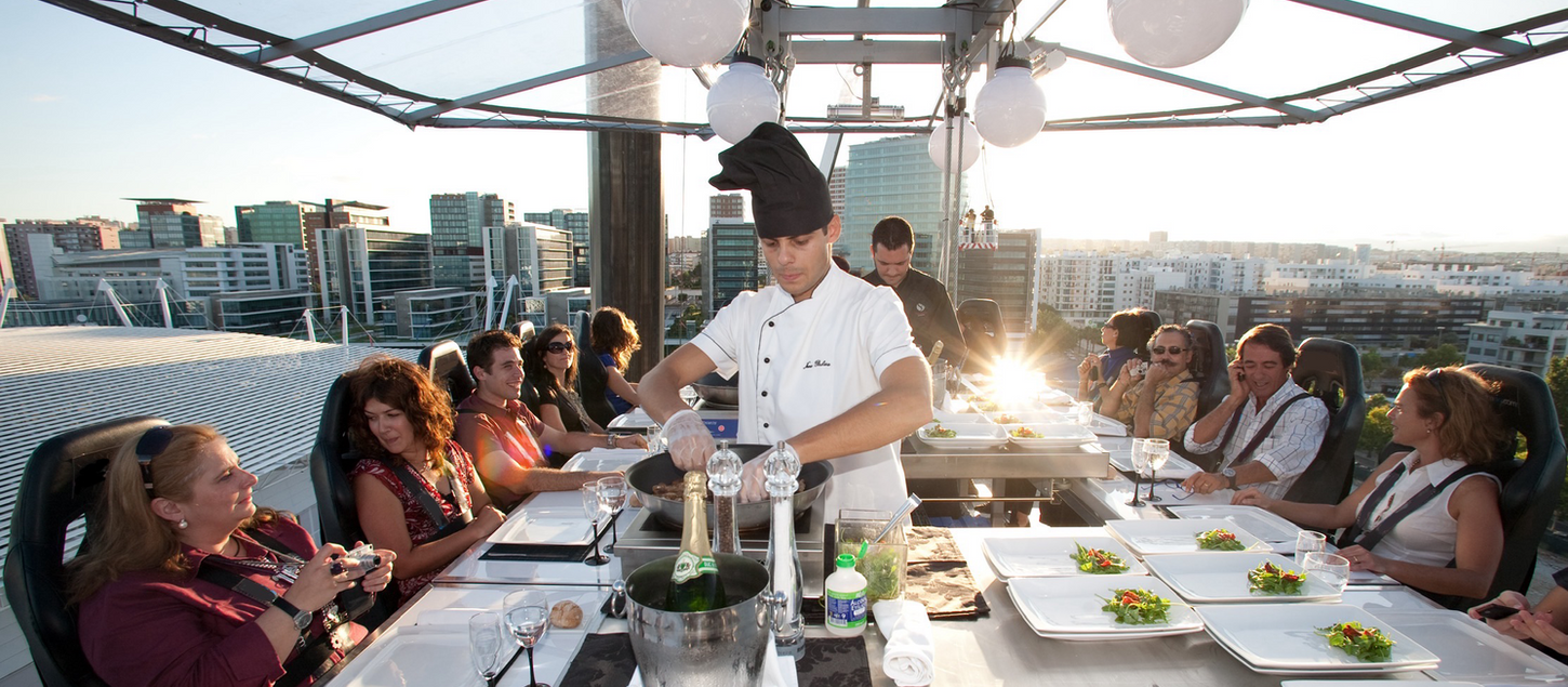 Fotografia dos convidados Sky Lounge com o chef em evento gastronómico suspenso, junto à FIL, na Expo, em Lisboa