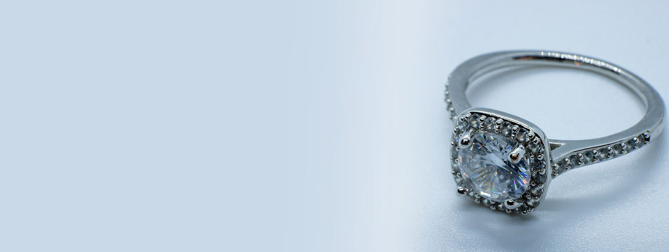 Diamond ring with halo setting