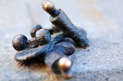 Kolodko gördeszka csizmával miniszobra