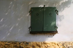 A Káli-medencében található Kékkút egyetlen utcácskájának házai