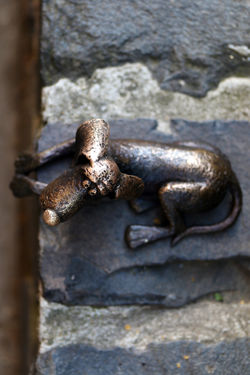 Kolodko "Egyszer volt Budán kutyavásár" miniszobor csoportja