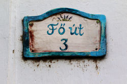 A Káli-medencében található Kékkút egyetlen utcácskájának házai