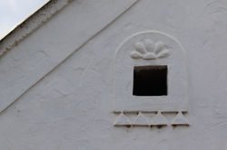 A Káli-medencében található Kékkút egyetlen utcácskájának házai