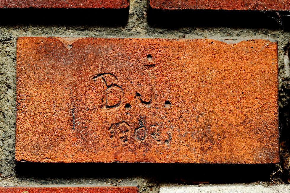 Palotanegyedben található Jézus Szíve templom egyik monogramja dátummal.