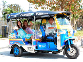 トゥクトゥクをレンタルして沖縄名護の風を感じてみませんか?宿泊地のホテルから美ら海水族館や古宇利島など観光地を巡るのもおすすめです。おしゃれな写真もインスタ映え間違いなし(^_-)