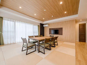 ゆったり広々のリビングやベットルームで暮らすように宿泊できます。沖縄フルーツランドやコンビニも敷地内にある便利で楽しいホテルです。お部屋のご宿泊はこちらのホームページからネット予約が可能です。