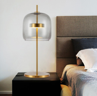 sfeerlamp met glazen kap in slaapkamer