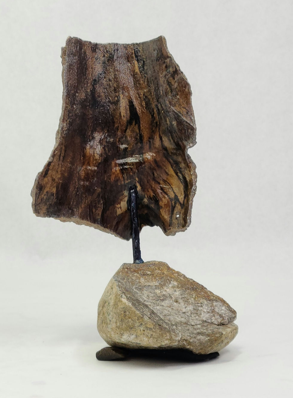 Sculpture de jardin ou de maison. Bateau de l'arrière avec voile en bois, sur socle en pierre.