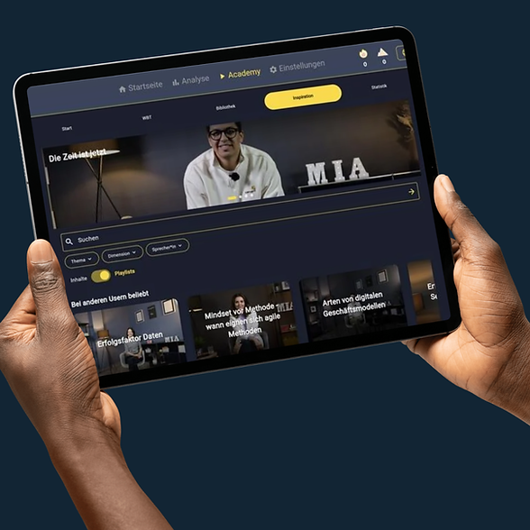 iPad mit Händen.png