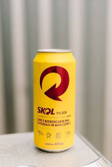 Lata amarela de cerveja Skol Pilsen 473ml vertical.