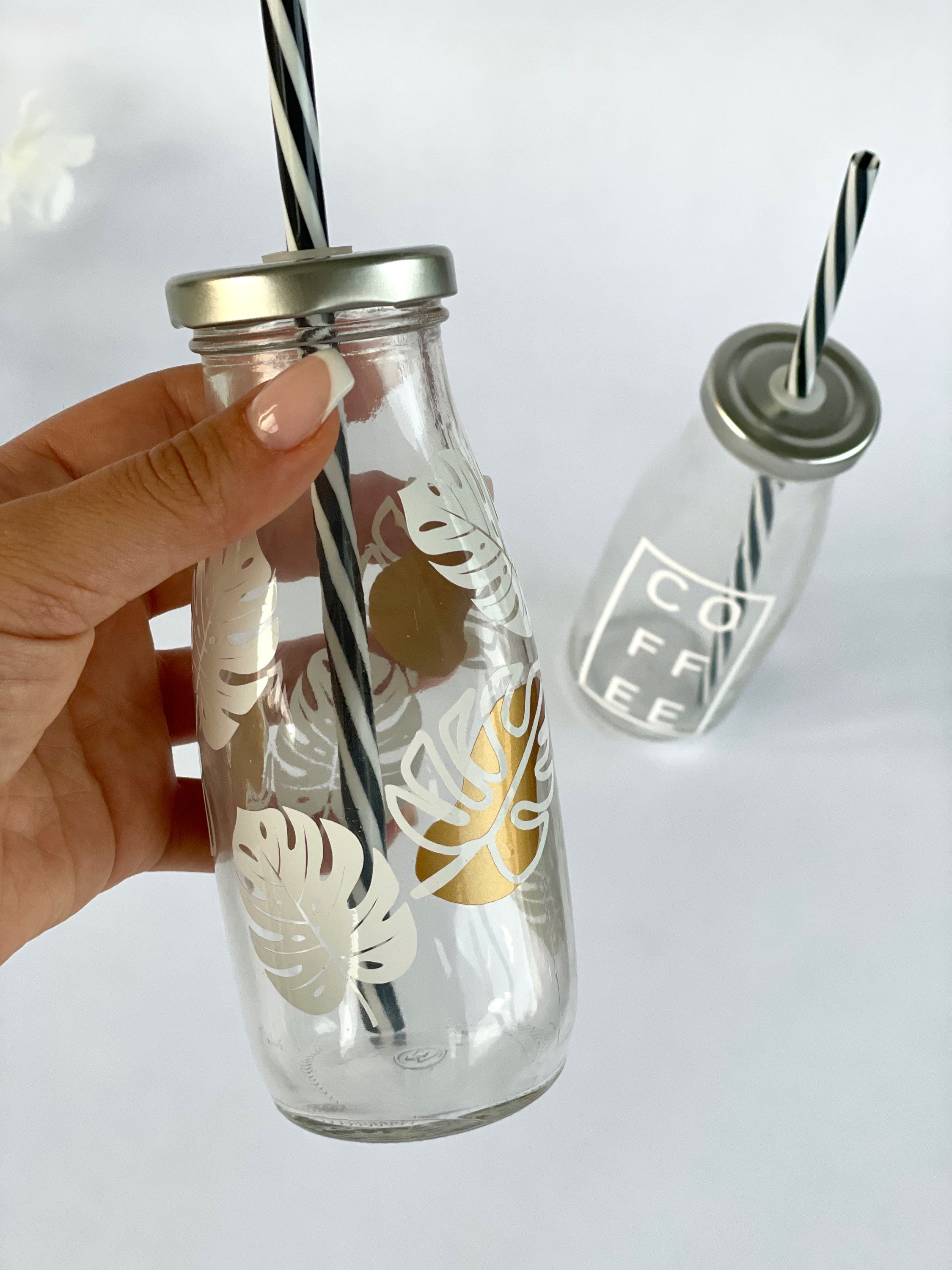 Glasflaska med sugrör