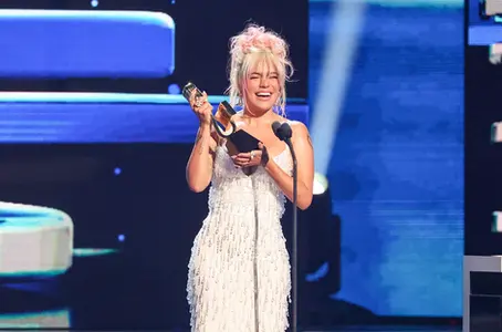 Karol G recibió el premio como la ‘Mujer del Año’ 2024