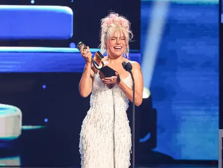 Karol G recibió el premio como la ‘Mujer del Año’ 2024