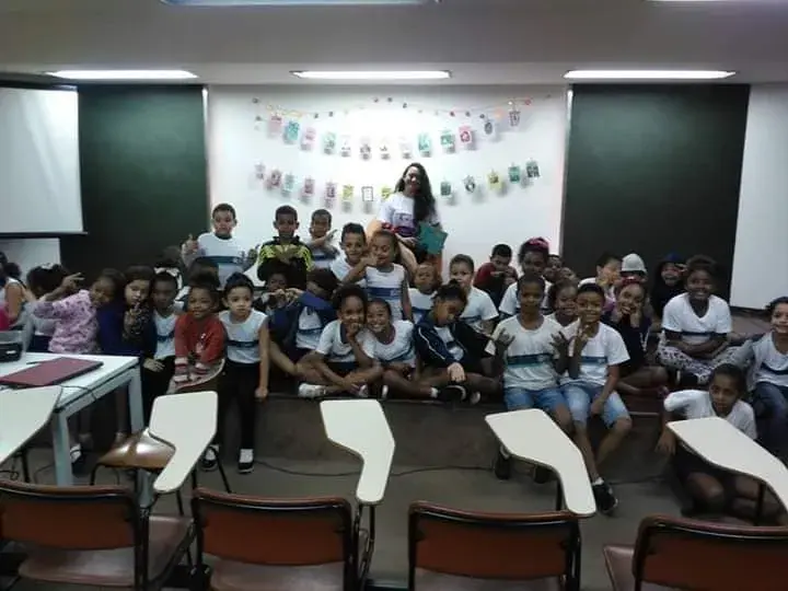 Foto com o público da atividade de contação de histórias, realizada em novembro de 2019, na Bibliote