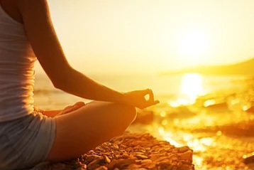 femme-méditer-plage-yoga-main-pose-photo-sous-licence_csp17916926.webp