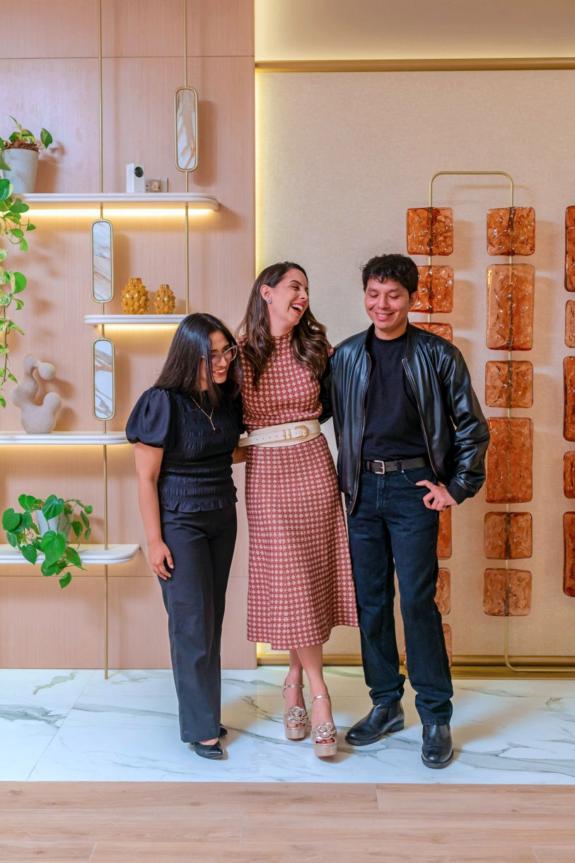 Foto espontanea equipod e diseñadores, con diseñadora Yesenia Schulz