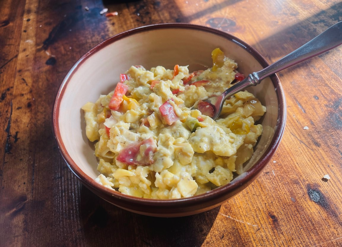 Cheesy eggs with bacon and peppers - GF