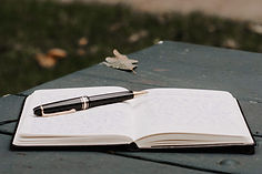 Cuaderno y una pluma