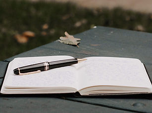 Cuaderno y una pluma