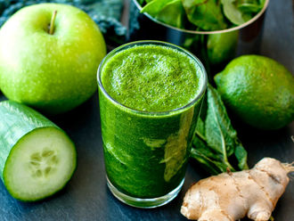 THE HULK POWER GREEN SMOOTHIE - Sip & Snack Saturday