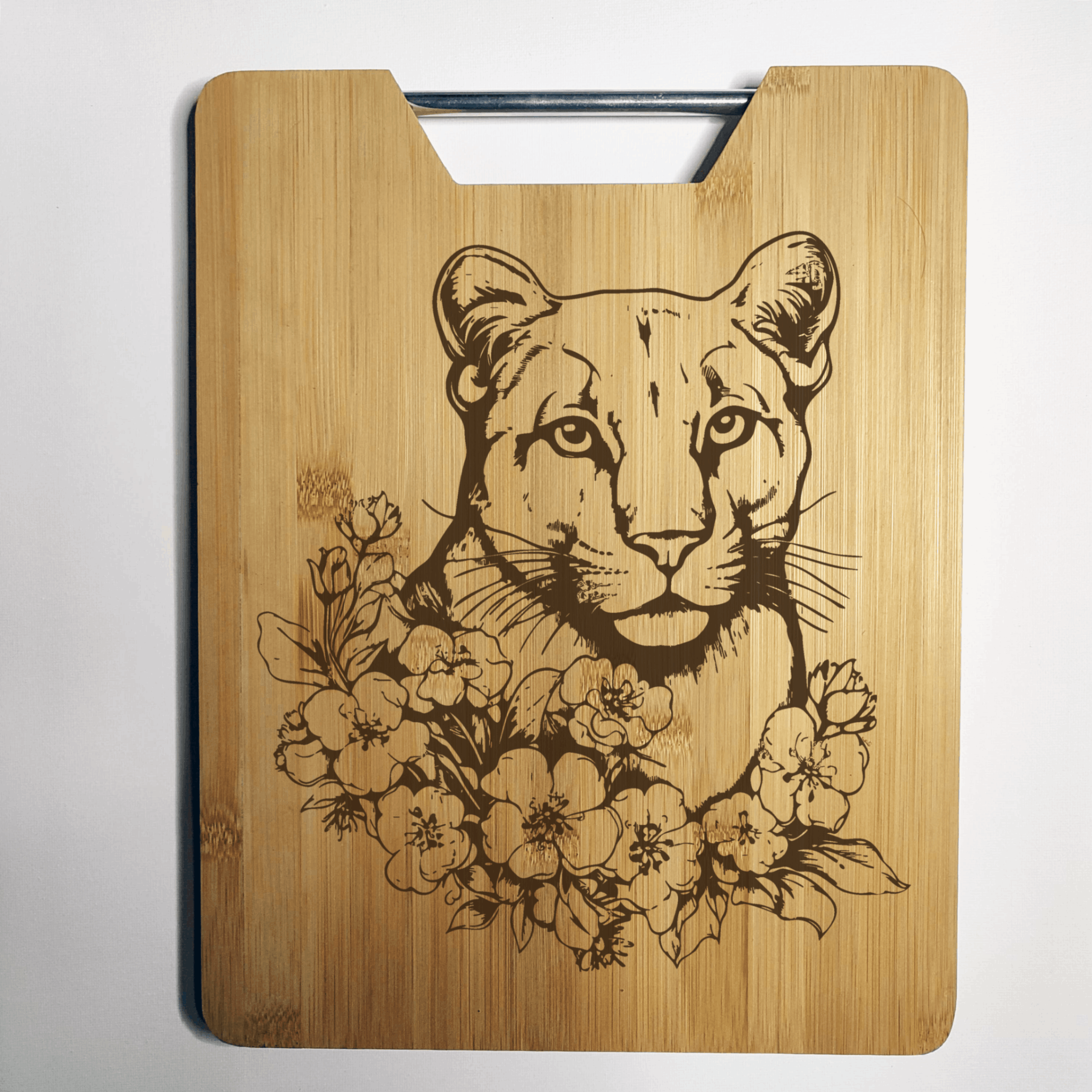 Lionne et Fleurs – Planche à Découper Gravée